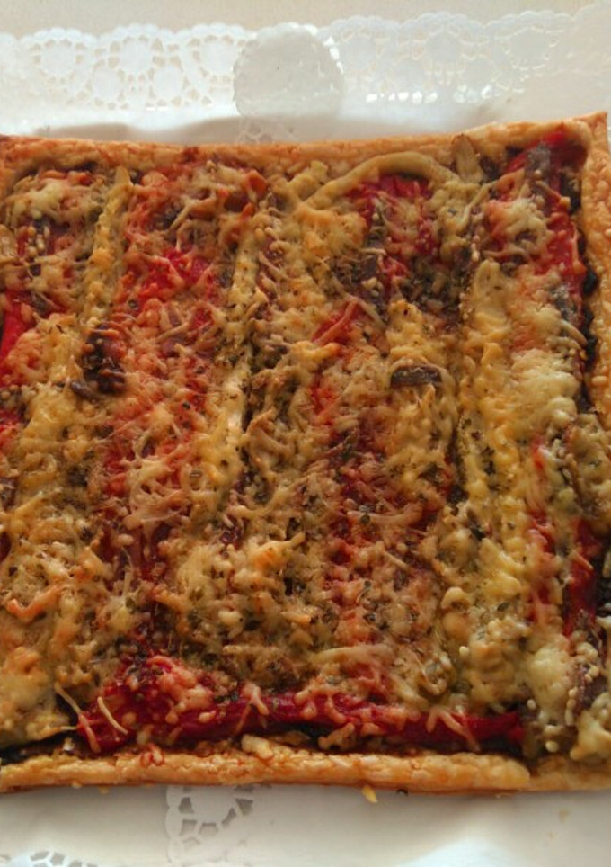 Una foto de Coca hojaldre de verduras con anchoas