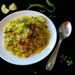 A picture of Maharashtrian Kanda Poha.