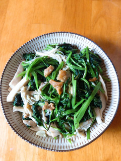 古早味炒青菜佐雙菇 的食譜成品照片