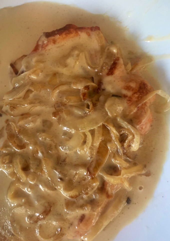 Una foto de Filete de pavo súper Rápido con salsa nata y cebolla pochada
