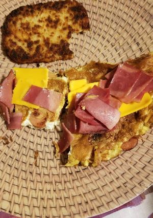 Una foto de Tortilla De Huevo, Sausage, Bacon De Pavo, Queso, Hashbrown
