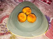 Una foto de relleno bolas de arroz