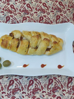 A picture of Eshterodel of meat and mushrooms.