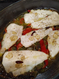 Una foto de Merluza al horno con verduras