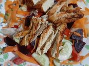 Una foto de ensalada de pollo con betabel