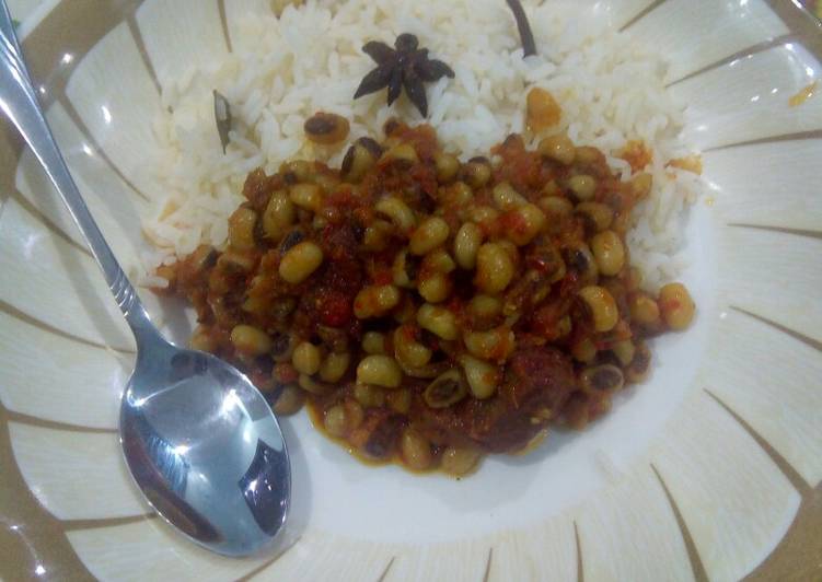 White rice with bean stew