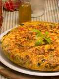 Tortilla de pollo, cebolla, pimiento rojo y queso