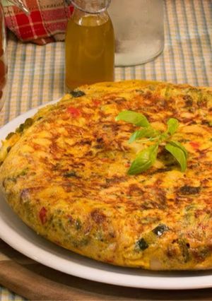 Una foto de Tortilla de pollo, cebolla, pimiento rojo y queso