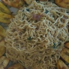 A picture of Fried plantain and noddles.