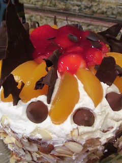Una foto de Pastel de vainilla (básico) con frutas y chantilly a lo Carmelita
