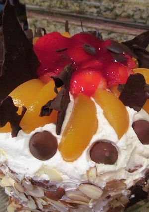 Foto principal de Pastel de vainilla (básico) con frutas y chantilly a lo Carmelita