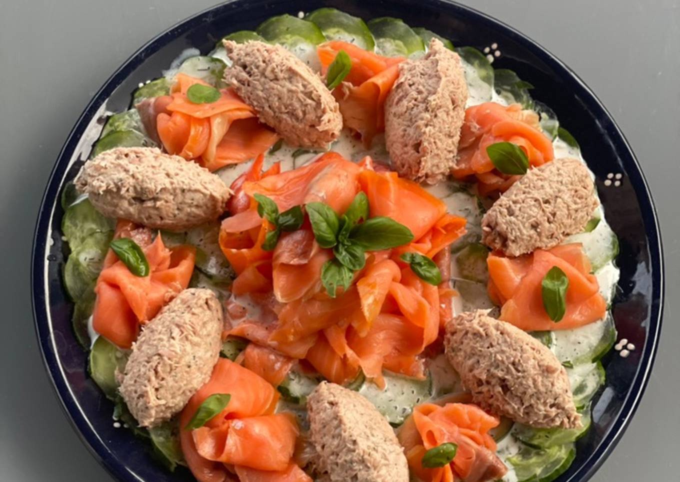 Carpaccio de concombre et sa crème d’aneth suivi d’un accompagnement de la mer