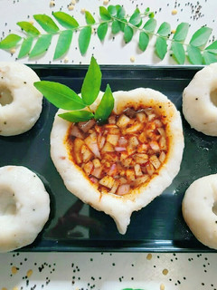 A picture of Steamed Rice Dumpling (undi).