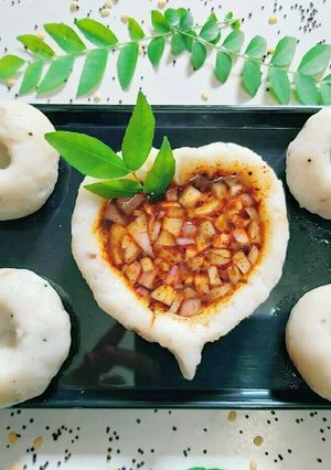 A picture of Steamed Rice Dumpling (undi).