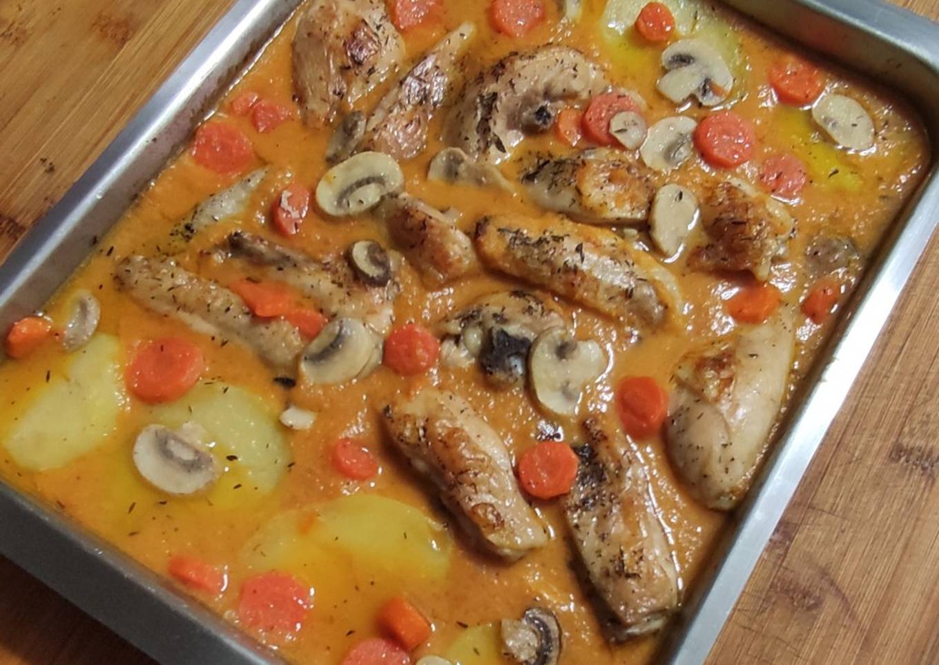 Pollo al horno con verduras y champiñón