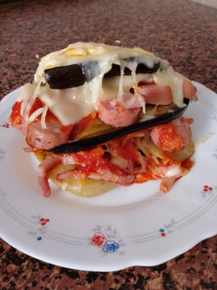 Una foto de Lasaña de berenjenas y salchichas