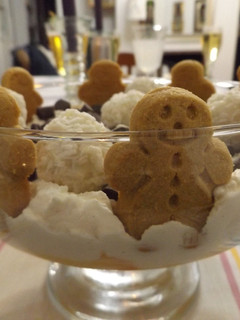 Una foto de Postre de mandarinas con muñecos de jengibre