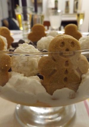 Una foto de Postre de mandarinas con muñecos de jengibre