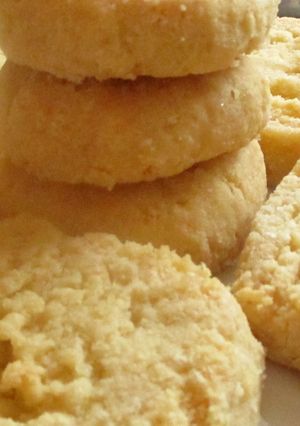 A picture of Almond Shortbread biscuits.