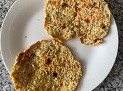 Una foto de pan de avena en sarten