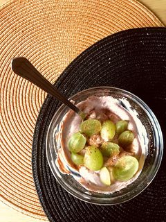 Una foto de Merienda saludable queso batido, cacao y fruta 🍇