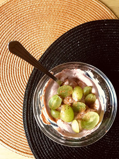 Una foto de Merienda saludable queso batido, cacao y fruta 🍇