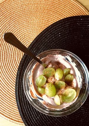 Una foto de Merienda saludable queso batido, cacao y fruta 🍇
