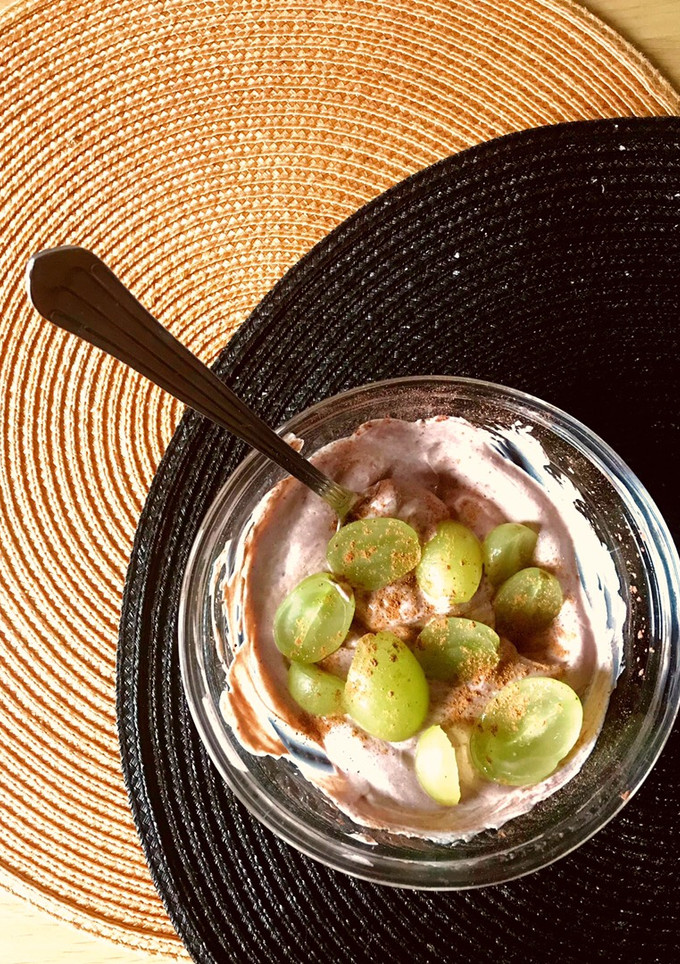 Una foto de Merienda saludable queso batido, cacao y fruta 🍇