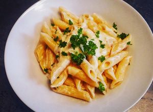 Une photo de Penne rigate sauce au comté et échalottes