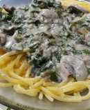 Tallarines con crema de acelga y champiñones