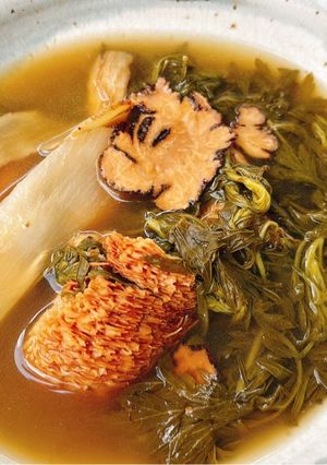 Hình của món Canh nấm hầu thủ tiềm ngải cứu thuốc bắc.