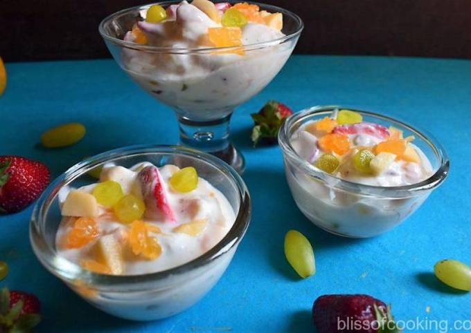 Creamy fruit raita (hung yogurt with fruits)