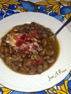Una foto de Guiso de habas con huevo y jamón