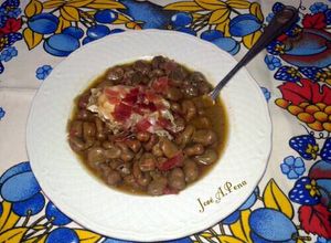 Una foto de Guiso de habas con huevo y jamón