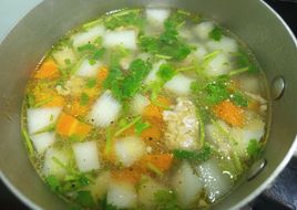 Canh củ cải cà rốt thịt băm