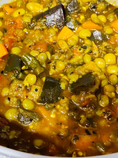 A picture of Mixed vegetable curry with Lilva beans (Ghato tarkari no onion no garlic recipe).