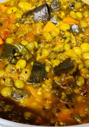 A picture of Mixed vegetable curry with Lilva beans (Ghato tarkari no onion no garlic recipe).