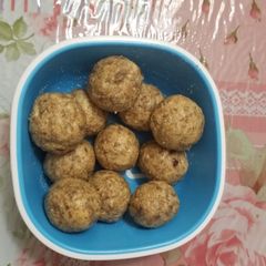 A picture of Dates and nuts laddoo.