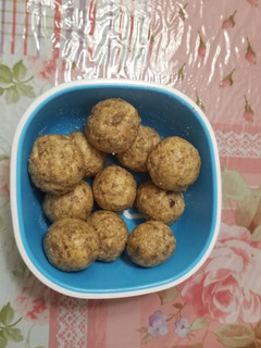 A picture of Dates and nuts laddoo.
