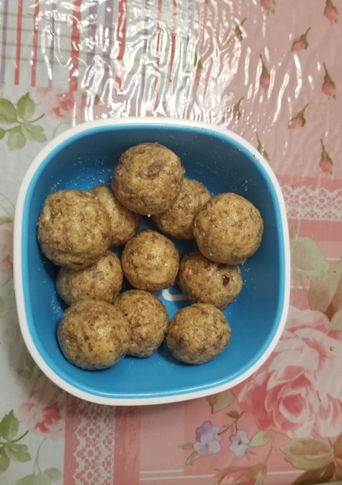 A picture of Dates and nuts laddoo.
