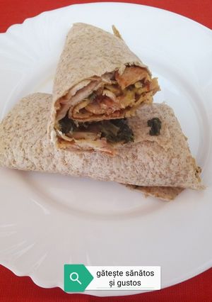 O poză a rețetei Pita gyros cu pui.