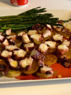 Una foto de Cena fácil en microondas: pulpo a la gallega y espárragos trigueros