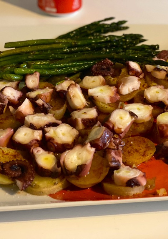 Una foto de Cena fácil en microondas: pulpo a la gallega y espárragos trigueros