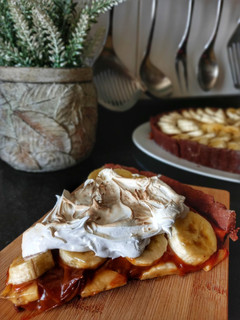Una foto de Tarta de Dulce de leche y bananas🍌 con masa de chocolate 🍫