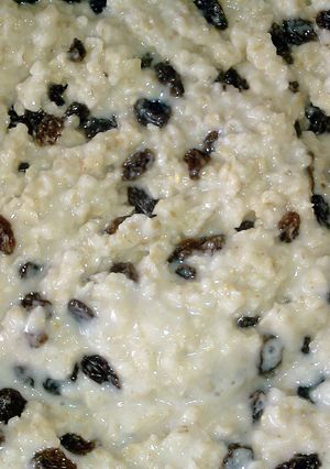 A picture of Almond Milk Oatmeal with Raisins.