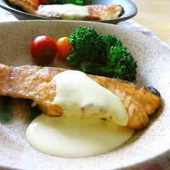 A picture of Salmon Meunière with Lemon Sauce.