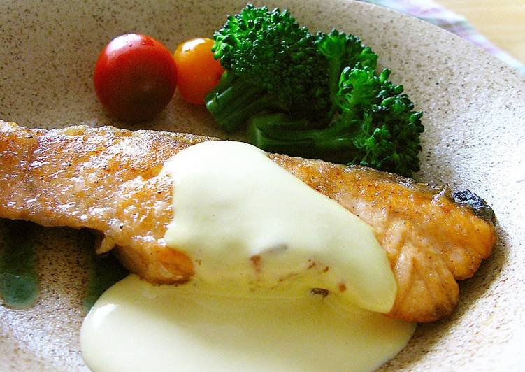 Recipe of Quick Salmon Meunière with Lemon Sauce