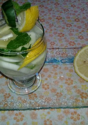 Una foto de Agua de pepino, limón🍋 y menta🌿