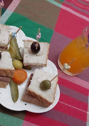 Une photo de Canapés a la mortadelle 🍹