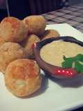 Croquetas de papa con roquefort y salsa de cebolla